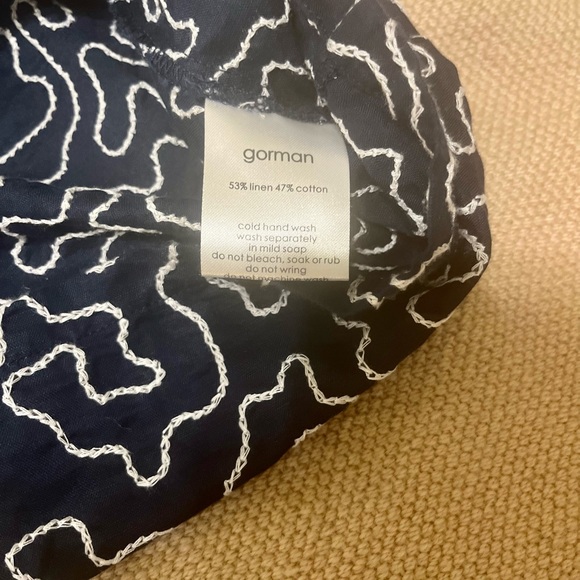 Gorman summer top. Linen/Cotton blend. Flattering shape. Barely worn. - Picture 3 of 4